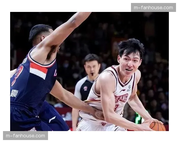 关键时刻：浙江队外援盖利抢断完成快攻暴扣，打停对手