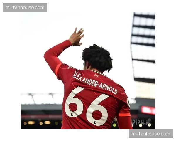 场边花絮：球迷高举标语，感谢沃德-普劳斯上赛季留下的任意球“财富”