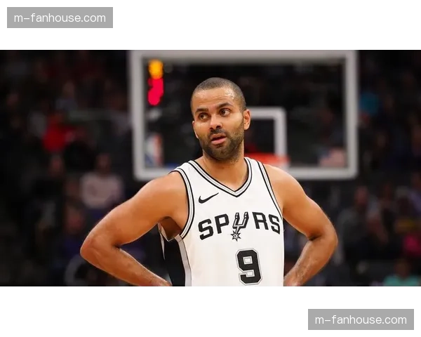 特写:老将冯特在更衣室白板上讲解压迫站位,展现其场上场下的领袖作用 特写:老将冯特在更衣室白板上讲解压迫站位,展现其场上场下的领袖作用